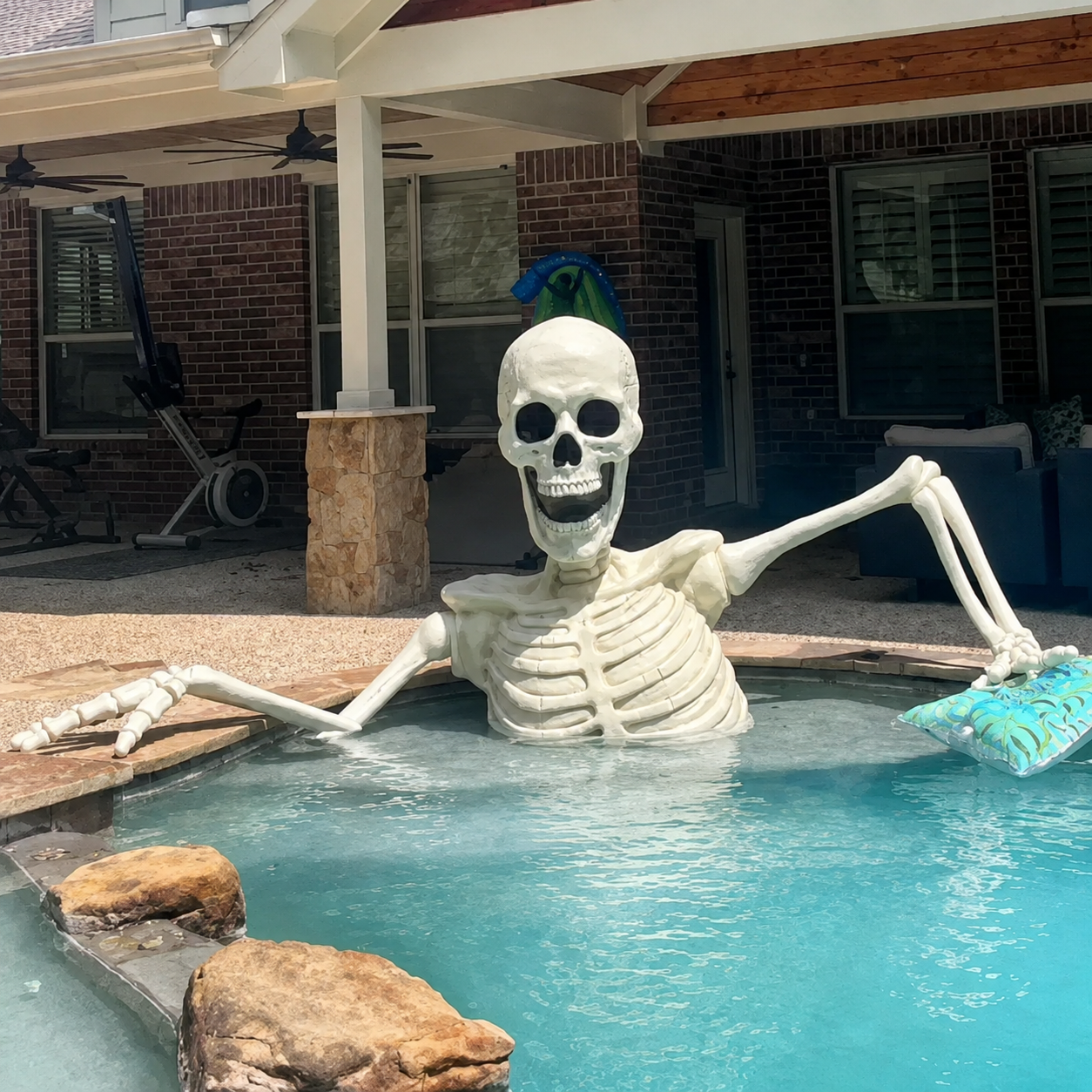 🎃Halloween Sale 50% OFF🔥–Towering Skeleton with LED Eyes & Haunting Sounds